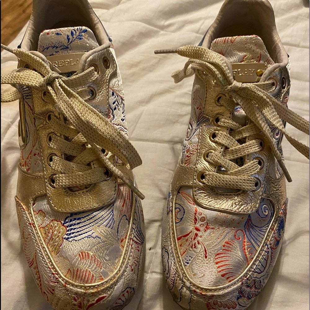 SNEAKERS SIZE 8